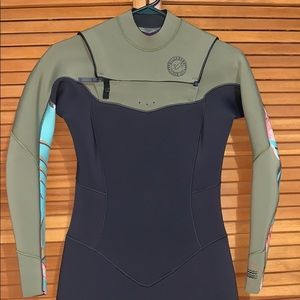 Billabong Women’s 4/3mm Chest Zip Wetsuit 8